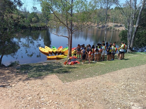 03.07. Explicación de las normas de navegación.jpg Grupo de participantes frente al embalse durante las explicaciones previas antes del piragüismo.