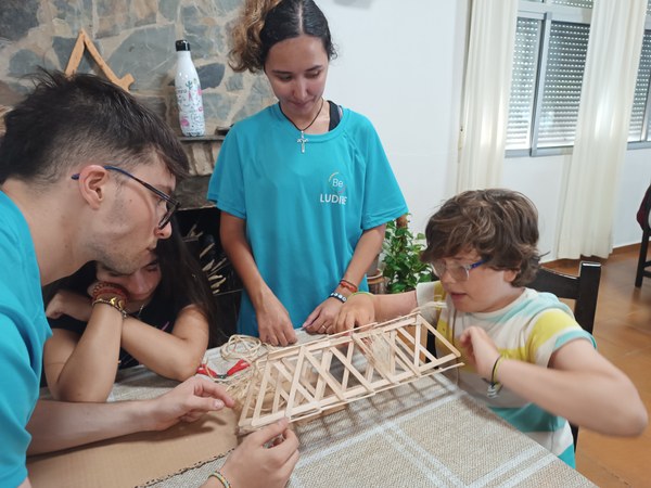03.07. Reforzando la estructura.jpg Participantes y monitores reforzando las estructuras de un puente fabricado a mano.