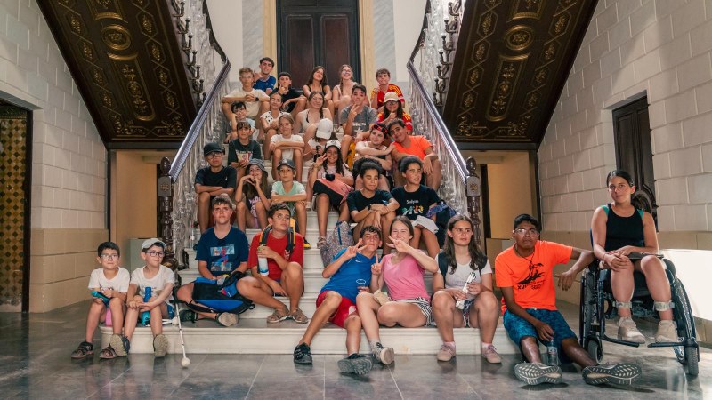 15.07 Foto de grupo sentados en las escaleras.jpg