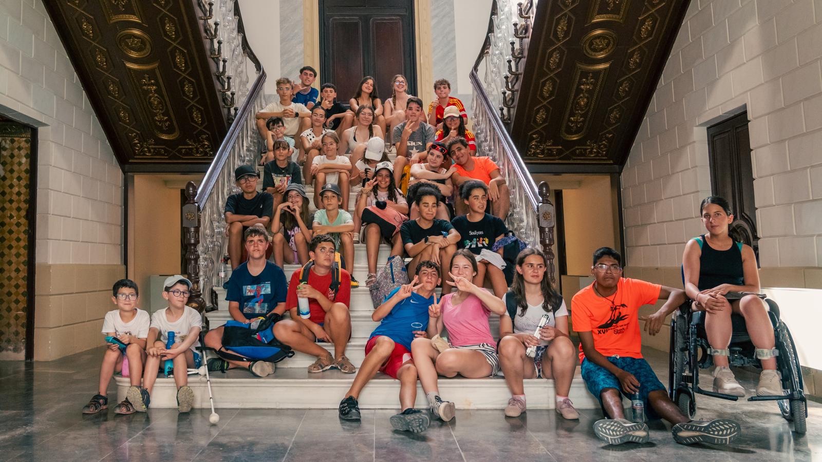 15.07 Foto de grupo sentados en las escaleras.jpg