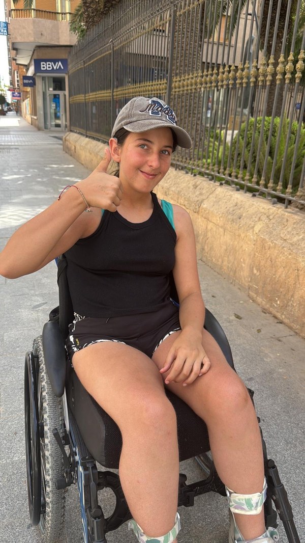 15.07 Participante sonriendo.jpg Participante mirando a cámara sonriente con el pulgar hacia arriba.