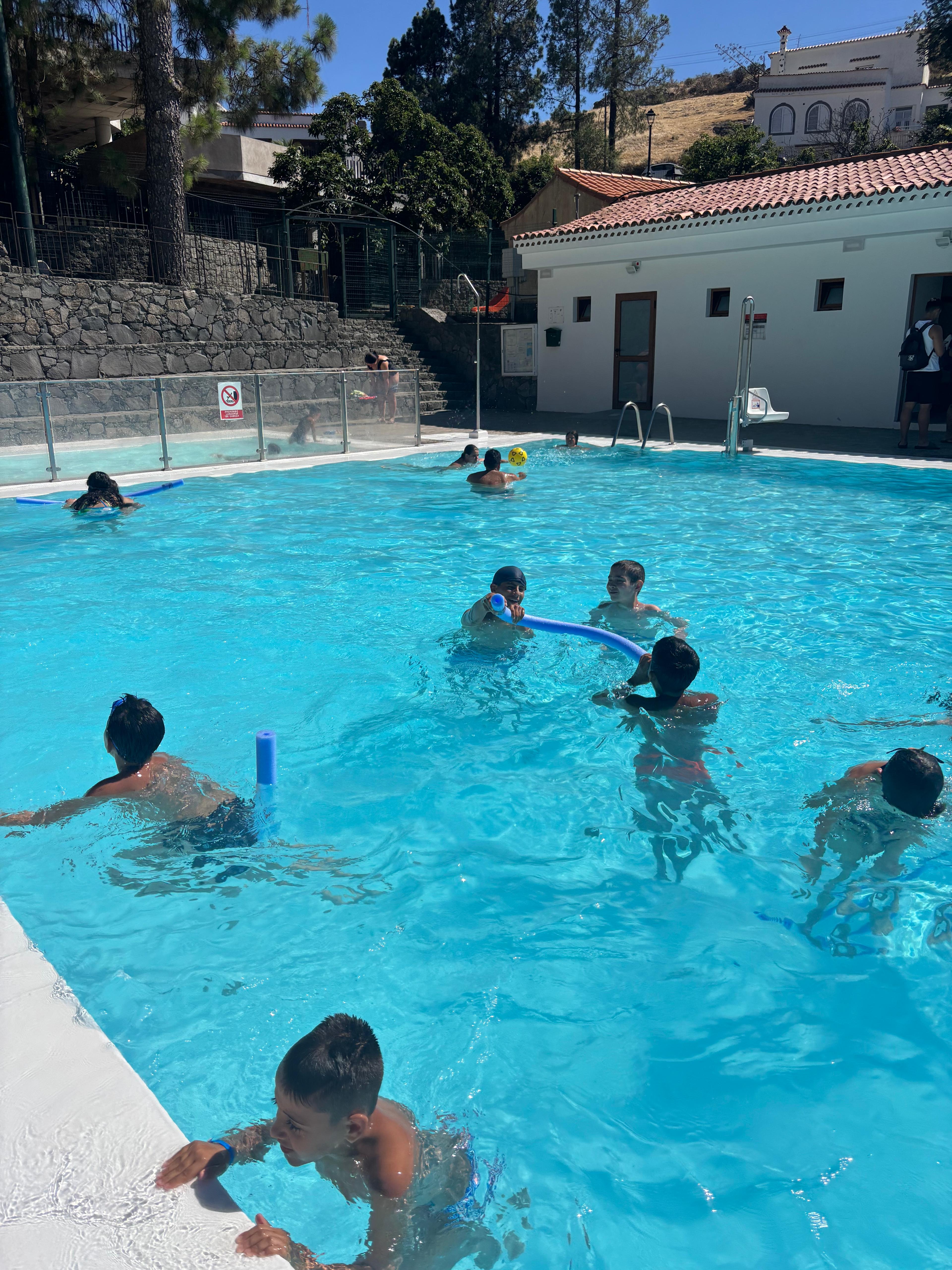 15.07 JUGANDO EN LA PISCINA.jpeg