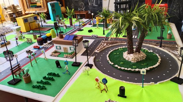Maqueta creada por los participantes de la ciudad ideal, con rotondas, palmeras, edificios, farolas, un punto de venta ONCE