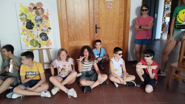 29.06- Llegada al campamento2.jpg Campistas sentados en el suelo durante los juegos de presentación