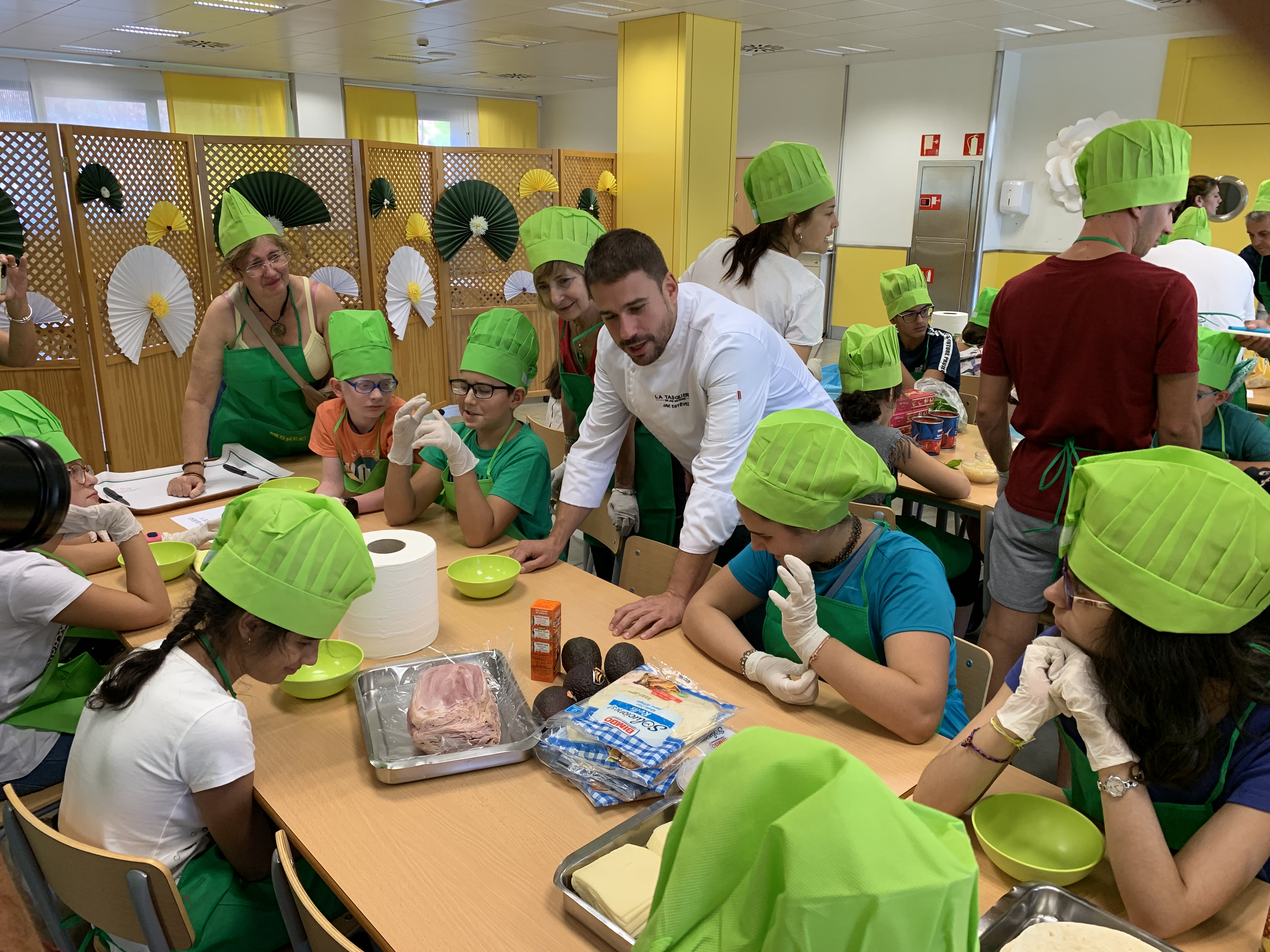 El chef Javi Esteve explica a los participantes cómo realizar unas quesadillas