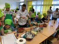 Javi Esteve da indicaciones a los niños a la hora de elaborar fresas con crema de queso y helado de vainilla