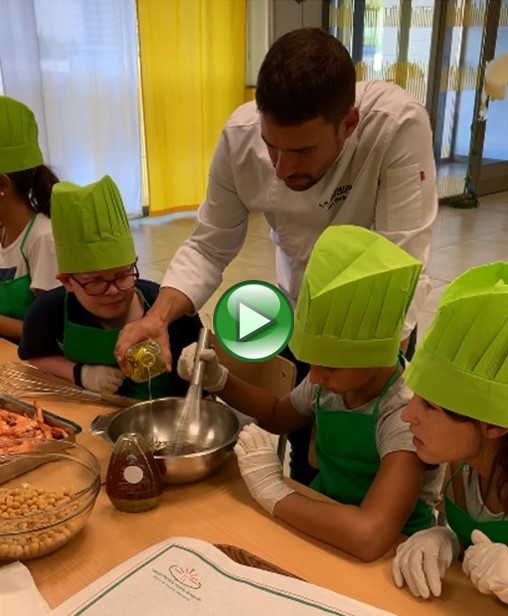 Javi Estevez realiza una receta con uno de los equipos participantes 