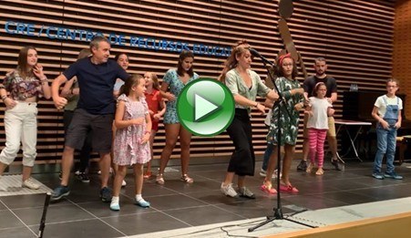 Los niños bailan con algunos monitores en la Gala Got Talent