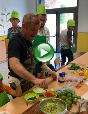 Pedro Hernández realiza una receta con uno de los equipos