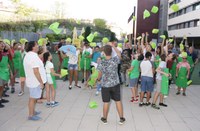 Tras la finalización de la actividad, los jóvenes tiran los gorros de cocinero al aire en el patio del CRE