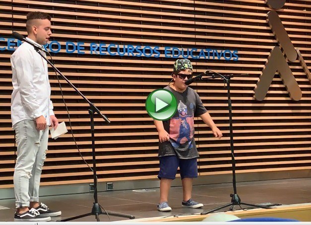 Uno de los jóvenes rapea en la gala de talentos